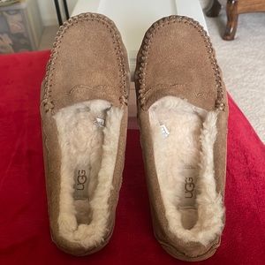 BRAND NEW, NEVER WORN, AUTHENTIC, UGG SHEEPSKIN SUEDE MOCCASINS/SLIPPERS SIZE: 6